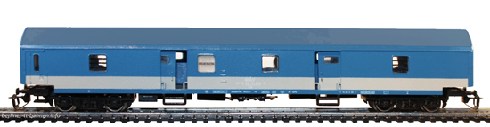 13811 Bahnpostwagen Da MAV mit blauem Dach