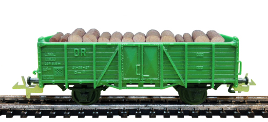 545/435 TT-START Off. Güterwagen Om DR/III Rundholzladung, in grün